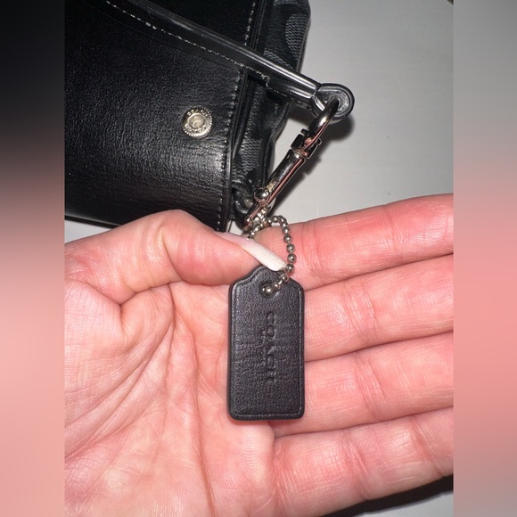 Coach Reversible Crossbody/clutch. - Picture 4 of 9